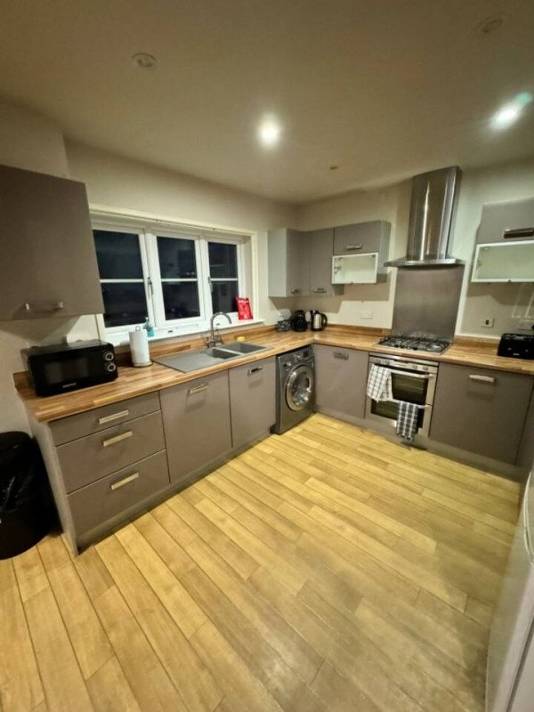 Holiday Apartments Colchester | Spacious Essex Urban Stay Book-Holiday-Apartments-Colchester-for-family-stays-and-business-trips.-Ideal-for-extended-stays-near-Colchester-Station-&-Essex-attractions.