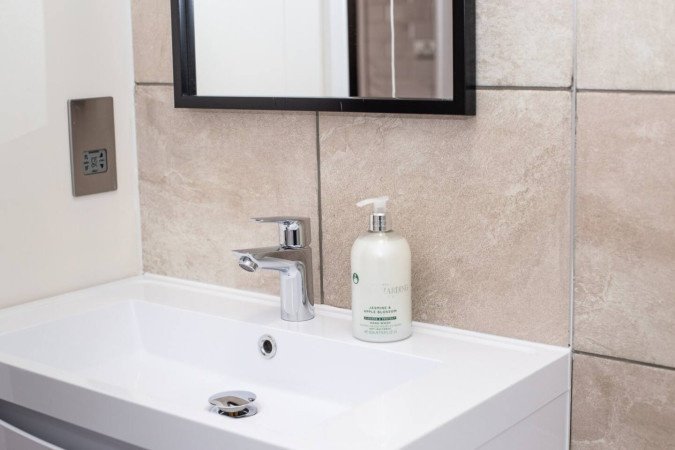 Holiday Apartments Saint Leonards-on-Sea near Hastings Beach Stay-at-Holiday-Apartments-Saint-Leonards-on-Sea.-Our-short-let-accommodation-near-Hastings-Beach-is-ideal-for-corporate-lets-and-leisure-stay