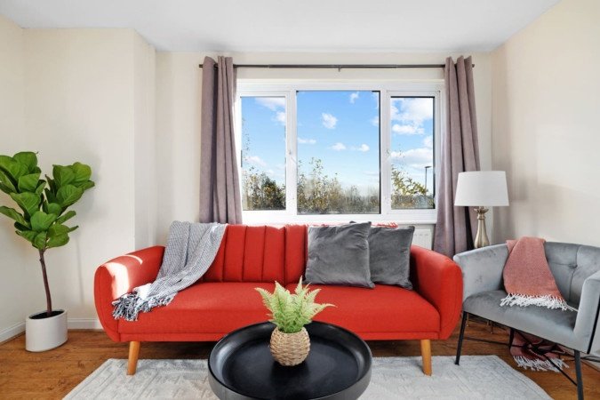 Book Contractor Accommodation Plymouth with parking. Our cheap holiday homes are ideal for short let rentals and extended stays