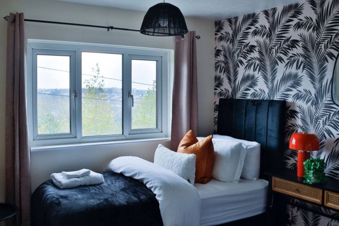 Contractor Accommodation Plymouth – Weekly or Monthly Rentals Book-Contractor-Accommodation-Plymouth-with-parking.-Our-cheap-holiday-homes-are-ideal-for-short-let-rentals-and-extended-stays