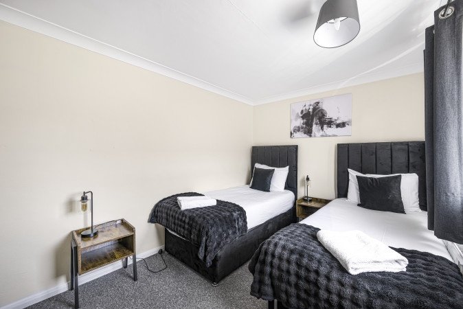 Book Cheap Ipswich Accommodation with parking today! Our short let rentals and holiday home are near Ipswich Centre and train station