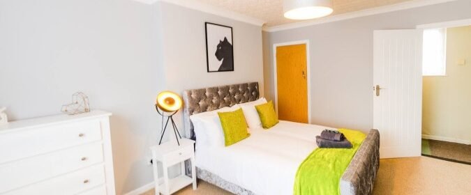 Stay at Short Let Apartments Ipswich available now for weekly or monthly rentals. Book cheap holiday homes with parking near the waterfront.