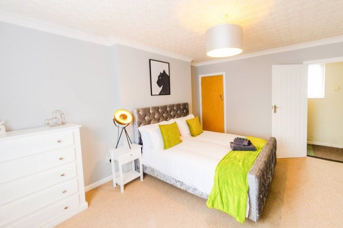 Stay at Short Let Apartments Ipswich available now for weekly or monthly rentals. Book cheap holiday homes with parking near the waterfront.