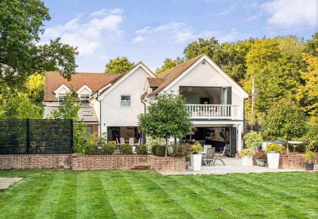 Holiday Homes Hertfordshire near Stansted Airport | Urban Stay Stay-at-Holiday-Homes-Hertfordshire-near-Stansted-Airport-in-Takeley.-Spacious-group-accommodation-with-great-transport-links-&-attractions.