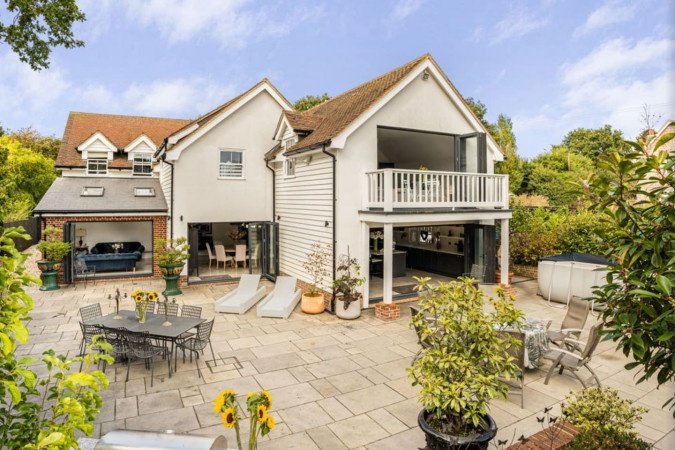 Holiday Homes Hertfordshire near Stansted Airport | Urban Stay Stay-at-Holiday-Homes-Hertfordshire-near-Stansted-Airport-in-Takeley.-Spacious-group-accommodation-with-great-transport-links-&-attractions.