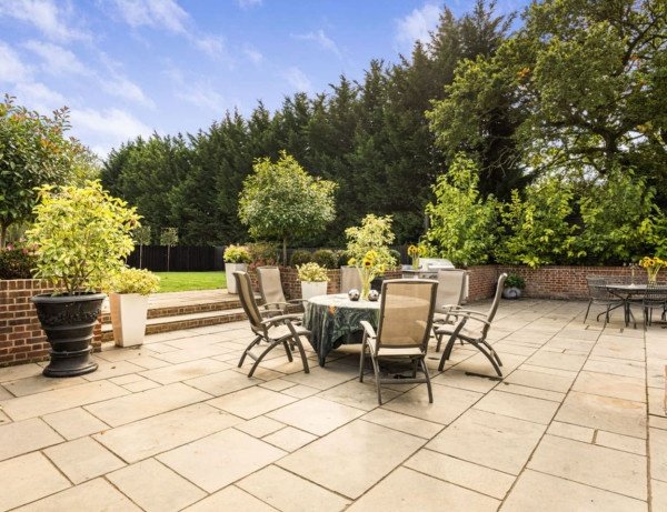 Stay at Holiday Homes Hertfordshire near Stansted Airport in Takeley. Spacious group accommodation with great transport links & attractions.