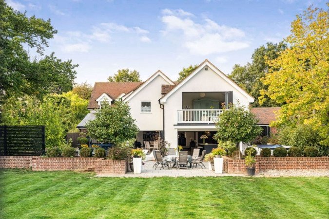 Holiday Homes Hertfordshire near Stansted Airport | Urban Stay Stay-at-Holiday-Homes-Hertfordshire-near-Stansted-Airport-in-Takeley.-Spacious-group-accommodation-with-great-transport-links-&-attractions.