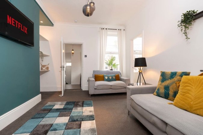 Stay at Group Accommodation in Gateshead. Spacious home near Newcastle with parking, transport links, and easy access to attractions & hubs.