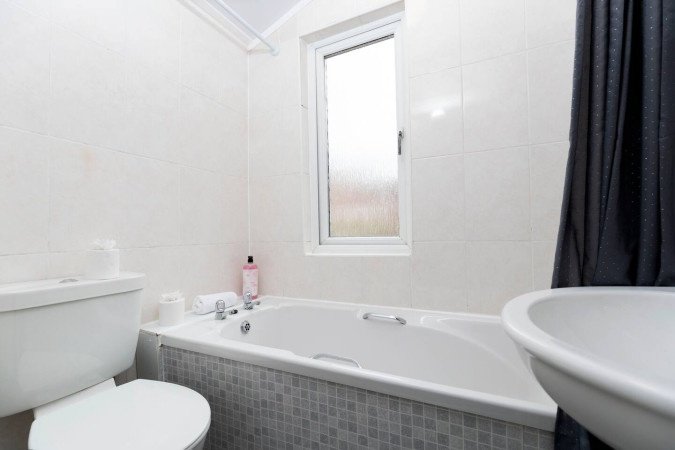 Group Accommodation in Gateshead near Newcastle | Urban Stay Stay-at-Group-Accommodation-in-Gateshead.-Spacious-home-near-Newcastle-with-parking,-transport-links,-and-easy-access-to-attractions-&-hubs.