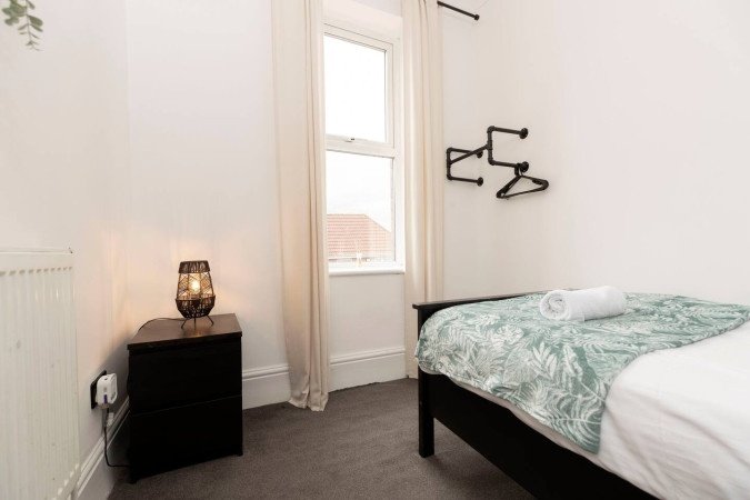 Group Accommodation in Gateshead near Newcastle | Urban Stay Stay-at-Group-Accommodation-in-Gateshead.-Spacious-home-near-Newcastle-with-parking,-transport-links,-and-easy-access-to-attractions-&-hubs.