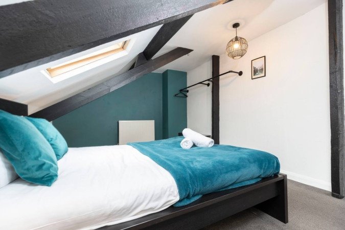 Group Accommodation in Gateshead near Newcastle | Urban Stay Stay-at-Group-Accommodation-in-Gateshead.-Spacious-home-near-Newcastle-with-parking,-transport-links,-and-easy-access-to-attractions-&-hubs.