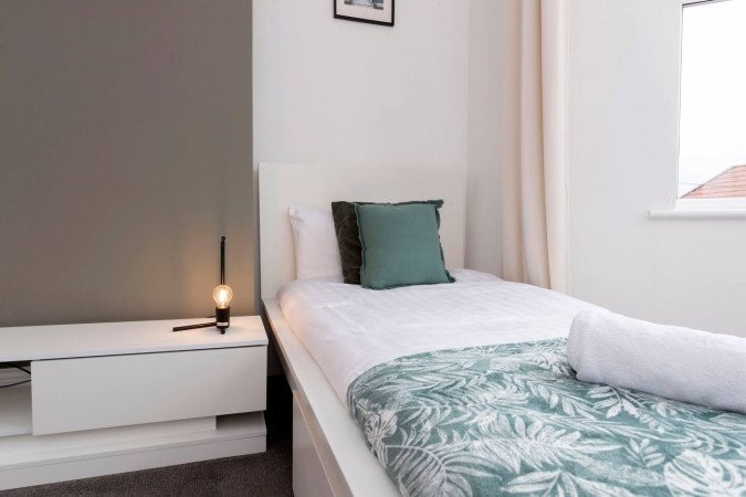 Group Accommodation in Gateshead near Newcastle | Urban Stay Stay-at-Group-Accommodation-in-Gateshead.-Spacious-home-near-Newcastle-with-parking,-transport-links,-and-easy-access-to-attractions-&-hubs.