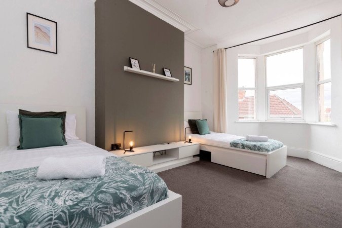 Group Accommodation in Gateshead near Newcastle | Urban Stay Stay-at-Group-Accommodation-in-Gateshead.-Spacious-home-near-Newcastle-with-parking,-transport-links,-and-easy-access-to-attractions-&-hubs.