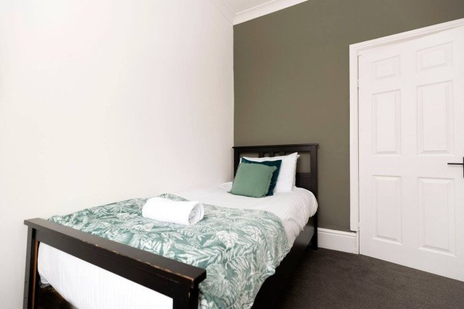 Group Accommodation in Gateshead near Newcastle | Urban Stay Stay-at-Group-Accommodation-in-Gateshead.-Spacious-home-near-Newcastle-with-parking,-transport-links,-and-easy-access-to-attractions-&-hubs.