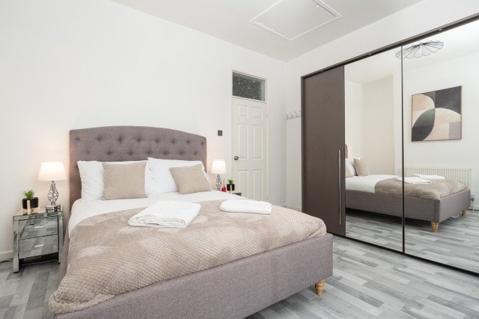 Accommodation Bootle | Short Let Apartments near Liverpool City , Contractor Accommodation & Weekly Rentals Near City Centre Book-Accommodation-Bootle-for-short-let-apartments-Liverpool,-contractor-stays,-and-serviced-accommodation-near-Anfield-Stadium-&-Crosby-Beach
