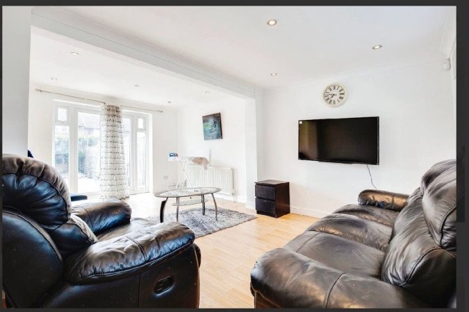 Stay at Short Let Apartments Northolt in West London. Spacious family accommodation near Heathrow, transport links, and local attractions.