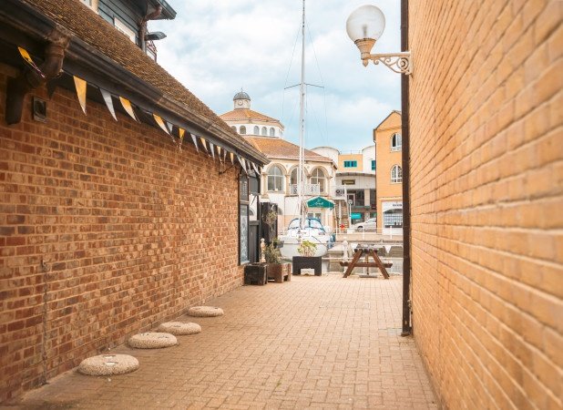 Accommodation Near Brighton Beach | Seaside Holiday Apartment Near Brighton Marina Book-accommodation-near-Brighton-Beach-at-our-modern-seaside-apartment-with-parking-near-Brighton-Pier.-Ideal-for-holiday-rentals-&-short-stays