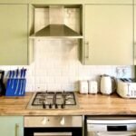 Book Manchester City Accommodation in Hulme with parking today! This 3-bed Holiday Home offers a cheap hotel alternative for groups!