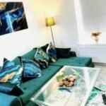 Book Manchester City Accommodation in Hulme with parking today! This 3-bed Holiday Home offers a cheap hotel alternative for groups!