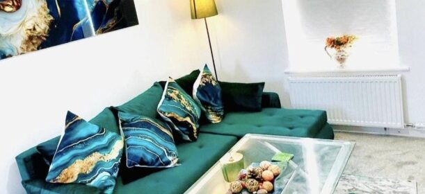 Book Manchester City Accommodation in Hulme with parking today! This 3-bed Holiday Home offers a cheap hotel alternative for groups!