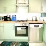 Book Manchester City Accommodation in Hulme with parking today! This 3-bed Holiday Home offers a cheap hotel alternative for groups!