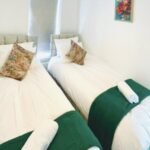 Book Manchester City Accommodation in Hulme with parking today! This 3-bed Holiday Home offers a cheap hotel alternative for groups!