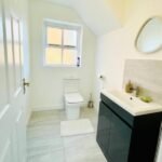 Book Manchester City Accommodation in Hulme with parking today! This 3-bed Holiday Home offers a cheap hotel alternative for groups!