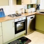 Book Manchester City Accommodation in Hulme with parking today! This 3-bed Holiday Home offers a cheap hotel alternative for groups!