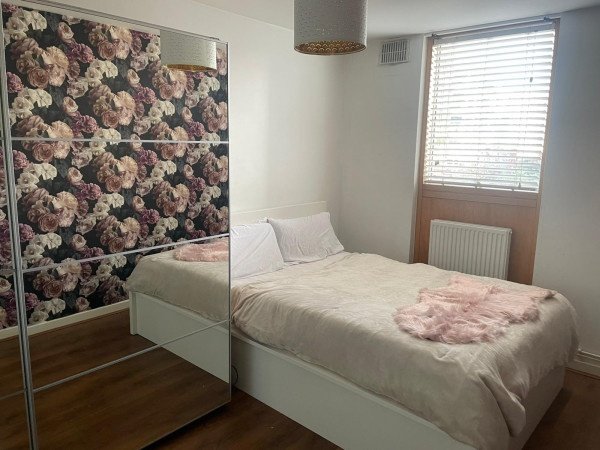 Stay at Camberwell Serviced Apartment in South London. Modern apartment with great transport links & access to central London attractions.