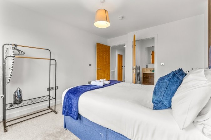 Salford Vacation Rentals | Short Let Apartments Near Manchester Book-Salford-vacation-rentals-near-Manchester-City-Centre,-MediaCityUK.-Ideal-for-contractor-accommodation,-and-business-stays,-and-extended-stay-apartments