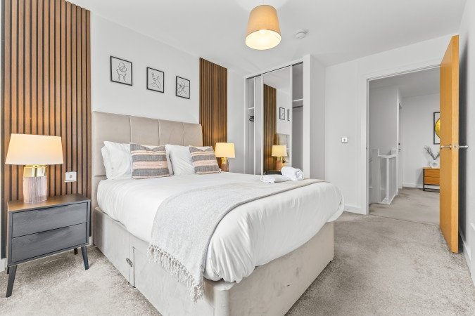 Salford Vacation Rentals | Short Let Apartments Near Manchester Book-Salford-vacation-rentals-near-Manchester-City-Centre,-MediaCityUK.-Ideal-for-contractor-accommodation,-and-business-stays,-and-extended-stay-apartments