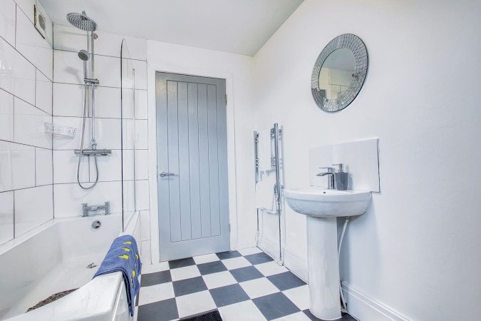 St Helens Holiday Rentals – Short-Term Weekly & Monthly Stays Book-Holiday-Apartments-Merseyside-in-St-Helens.-Spacious-self-catering-accommodation-near-Liverpool,-transport-links,-and-business-hubs.