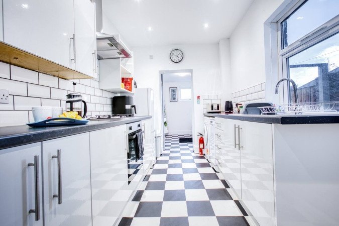 St Helens Holiday Rentals – Short-Term Weekly & Monthly Stays Book-Holiday-Apartments-Merseyside-in-St-Helens.-Spacious-self-catering-accommodation-near-Liverpool,-transport-links,-and-business-hubs.