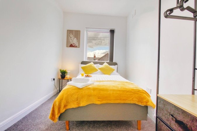 St Helens Holiday Rentals – Short-Term Weekly & Monthly Stays Book-Holiday-Apartments-Merseyside-in-St-Helens.-Spacious-self-catering-accommodation-near-Liverpool,-transport-links,-and-business-hubs.