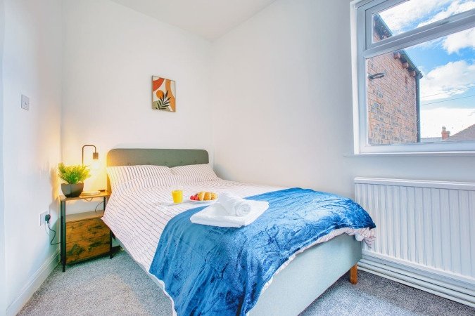 St Helens Holiday Rentals – Short-Term Weekly & Monthly Stays Book-Holiday-Apartments-Merseyside-in-St-Helens.-Spacious-self-catering-accommodation-near-Liverpool,-transport-links,-and-business-hubs.
