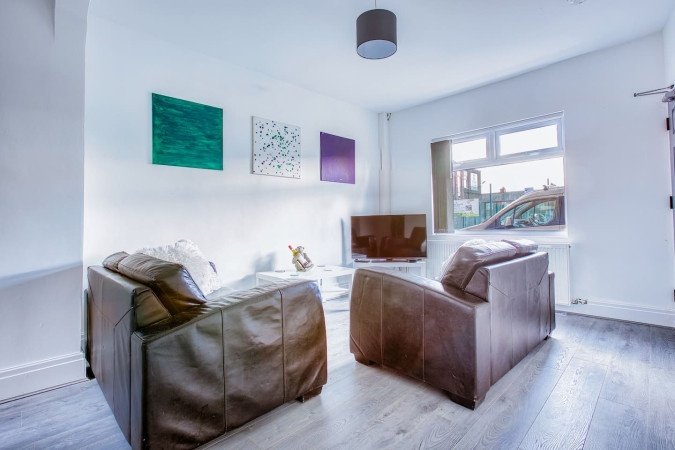 St Helens Holiday Rentals – Short-Term Weekly & Monthly Stays Book-Holiday-Apartments-Merseyside-in-St-Helens.-Spacious-self-catering-accommodation-near-Liverpool,-transport-links,-and-business-hubs.