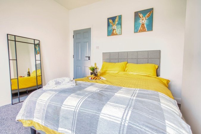 St Helens Holiday Rentals – Short-Term Weekly & Monthly Stays Book-Holiday-Apartments-Merseyside-in-St-Helens.-Spacious-self-catering-accommodation-near-Liverpool,-transport-links,-and-business-hubs.