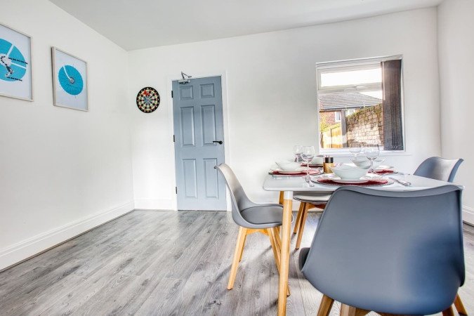 St Helens Holiday Rentals – Short-Term Weekly & Monthly Stays Book-Holiday-Apartments-Merseyside-in-St-Helens.-Spacious-self-catering-accommodation-near-Liverpool,-transport-links,-and-business-hubs.