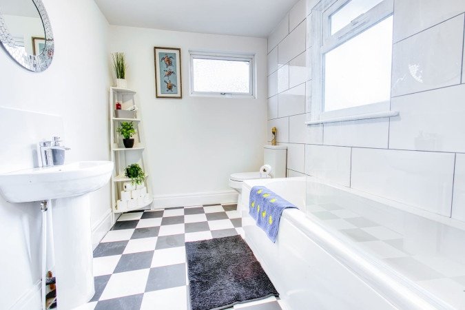 St Helens Holiday Rentals – Short-Term Weekly & Monthly Stays Book-Holiday-Apartments-Merseyside-in-St-Helens.-Spacious-self-catering-accommodation-near-Liverpool,-transport-links,-and-business-hubs.