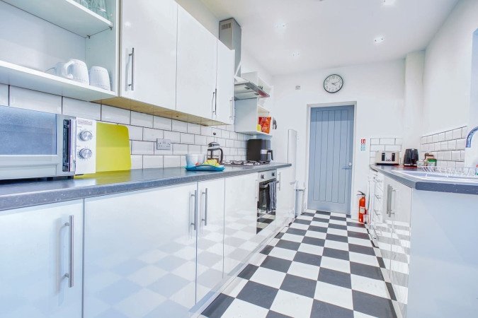 St Helens Holiday Rentals – Short-Term Weekly & Monthly Stays Book-Holiday-Apartments-Merseyside-in-St-Helens.-Spacious-self-catering-accommodation-near-Liverpool,-transport-links,-and-business-hubs.