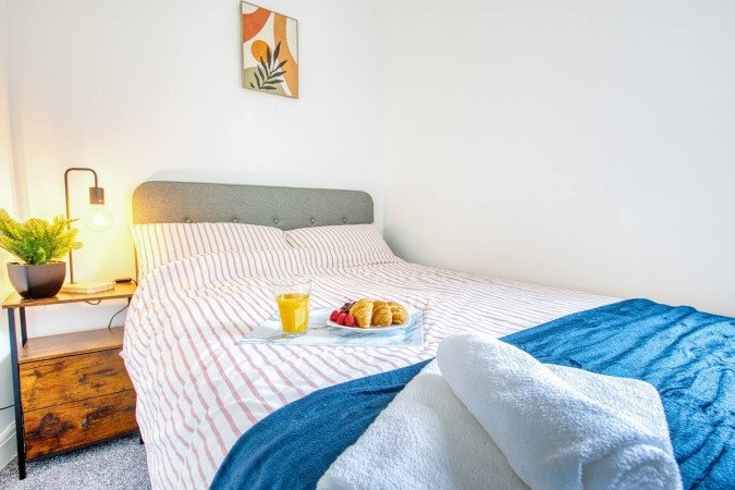 St Helens Holiday Rentals – Short-Term Weekly & Monthly Stays Book-Holiday-Apartments-Merseyside-in-St-Helens.-Spacious-self-catering-accommodation-near-Liverpool,-transport-links,-and-business-hubs.