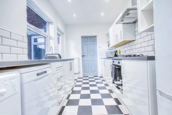 St Helens Holiday Rentals – Short-Term Weekly & Monthly Stays Book-Holiday-Apartments-Merseyside-in-St-Helens.-Spacious-self-catering-accommodation-near-Liverpool,-transport-links,-and-business-hubs.