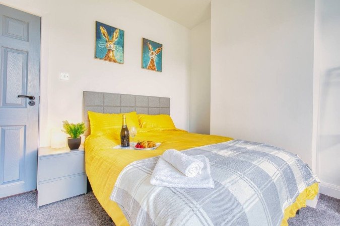 St Helens Holiday Rentals – Short-Term Weekly & Monthly Stays Book-Holiday-Apartments-Merseyside-in-St-Helens.-Spacious-self-catering-accommodation-near-Liverpool,-transport-links,-and-business-hubs.