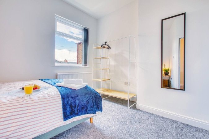 St Helens Holiday Rentals – Short-Term Weekly & Monthly Stays Book-Holiday-Apartments-Merseyside-in-St-Helens.-Spacious-self-catering-accommodation-near-Liverpool,-transport-links,-and-business-hubs.