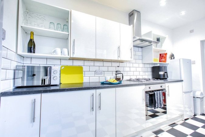 St Helens Holiday Rentals – Short-Term Weekly & Monthly Stays Book-Holiday-Apartments-Merseyside-in-St-Helens.-Spacious-self-catering-accommodation-near-Liverpool,-transport-links,-and-business-hubs.