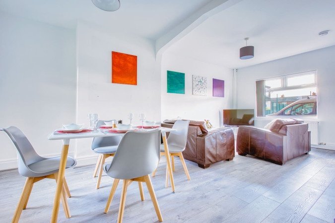 St Helens Holiday Rentals – Short-Term Weekly & Monthly Stays Book-Holiday-Apartments-Merseyside-in-St-Helens.-Spacious-self-catering-accommodation-near-Liverpool,-transport-links,-and-business-hubs.