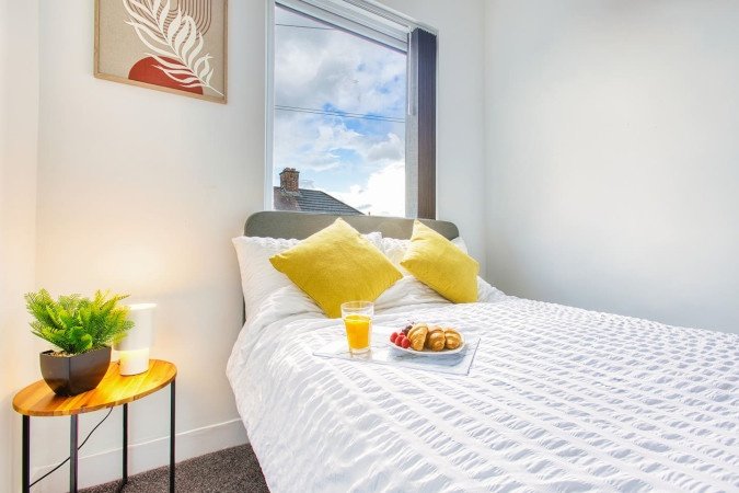 St Helens Holiday Rentals – Short-Term Weekly & Monthly Stays Book-Holiday-Apartments-Merseyside-in-St-Helens.-Spacious-self-catering-accommodation-near-Liverpool,-transport-links,-and-business-hubs.