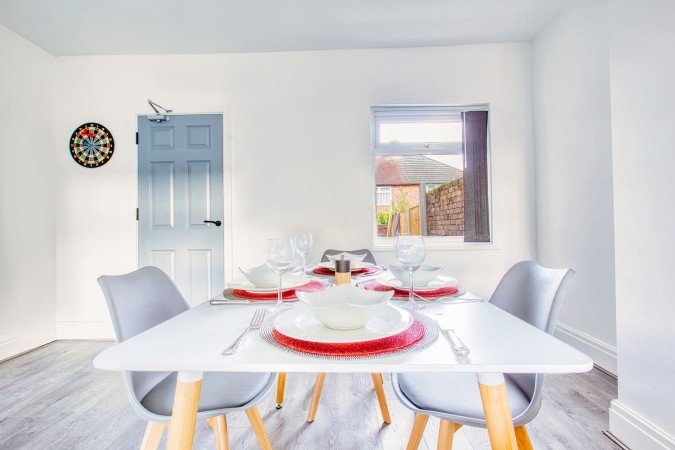 St Helens Holiday Rentals – Short-Term Weekly & Monthly Stays Book-Holiday-Apartments-Merseyside-in-St-Helens.-Spacious-self-catering-accommodation-near-Liverpool,-transport-links,-and-business-hubs.