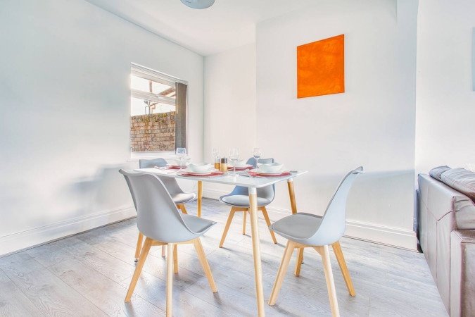 St Helens Holiday Rentals – Short-Term Weekly & Monthly Stays Book-Holiday-Apartments-Merseyside-in-St-Helens.-Spacious-self-catering-accommodation-near-Liverpool,-transport-links,-and-business-hubs.