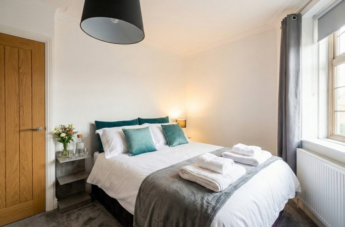 Halifax Accommodation | Short Lets & Corporate Stays UK Book-Halifax-Accommodation-in-a-spacious-countryside-apartment.-Ideal-for-short-let-apartments-and-extended-stays-near-Halifax-Station.